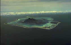 Bora Bora from air.jpg (22656 bytes)