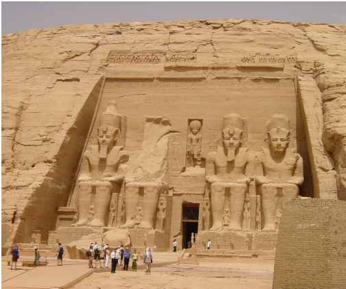 Egypt%20Abu%20Simbel%20with%20tourists%20in%20front Kuil Termegah Peninggalan Jaman Mesir Kuno